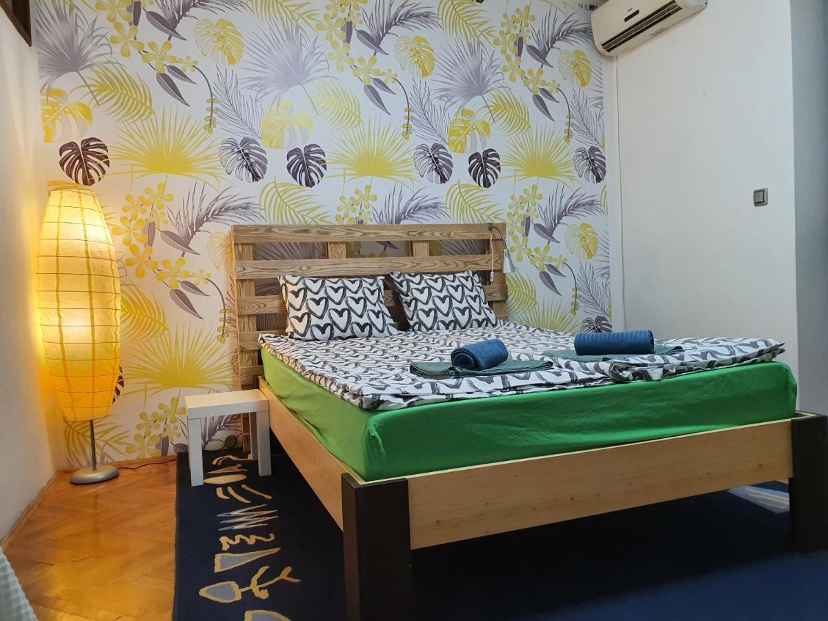 Apartman Yellow House Apartment โนวีซาด ภายนอก รูปภาพ