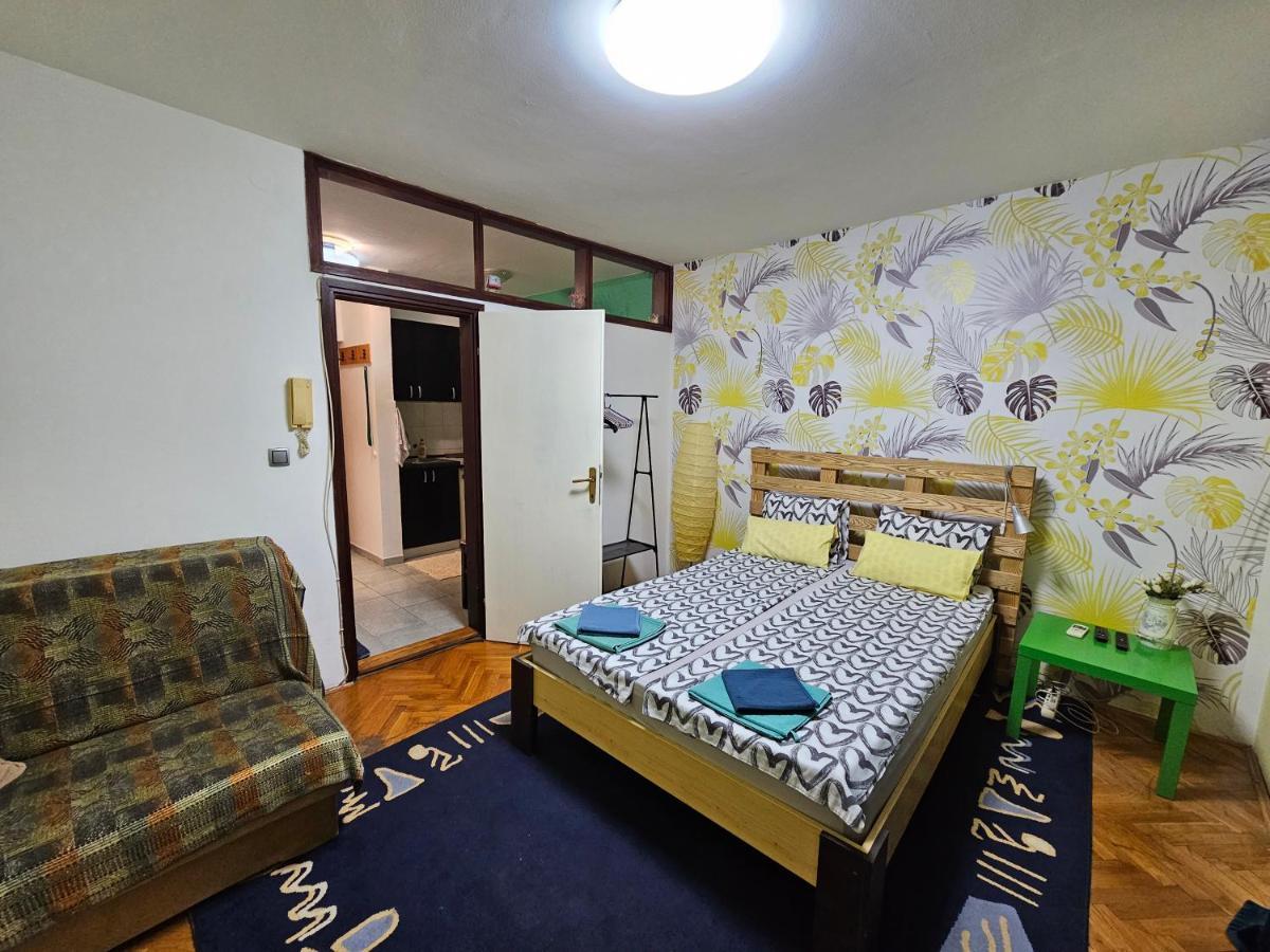 Apartman Yellow House Apartment โนวีซาด ภายนอก รูปภาพ