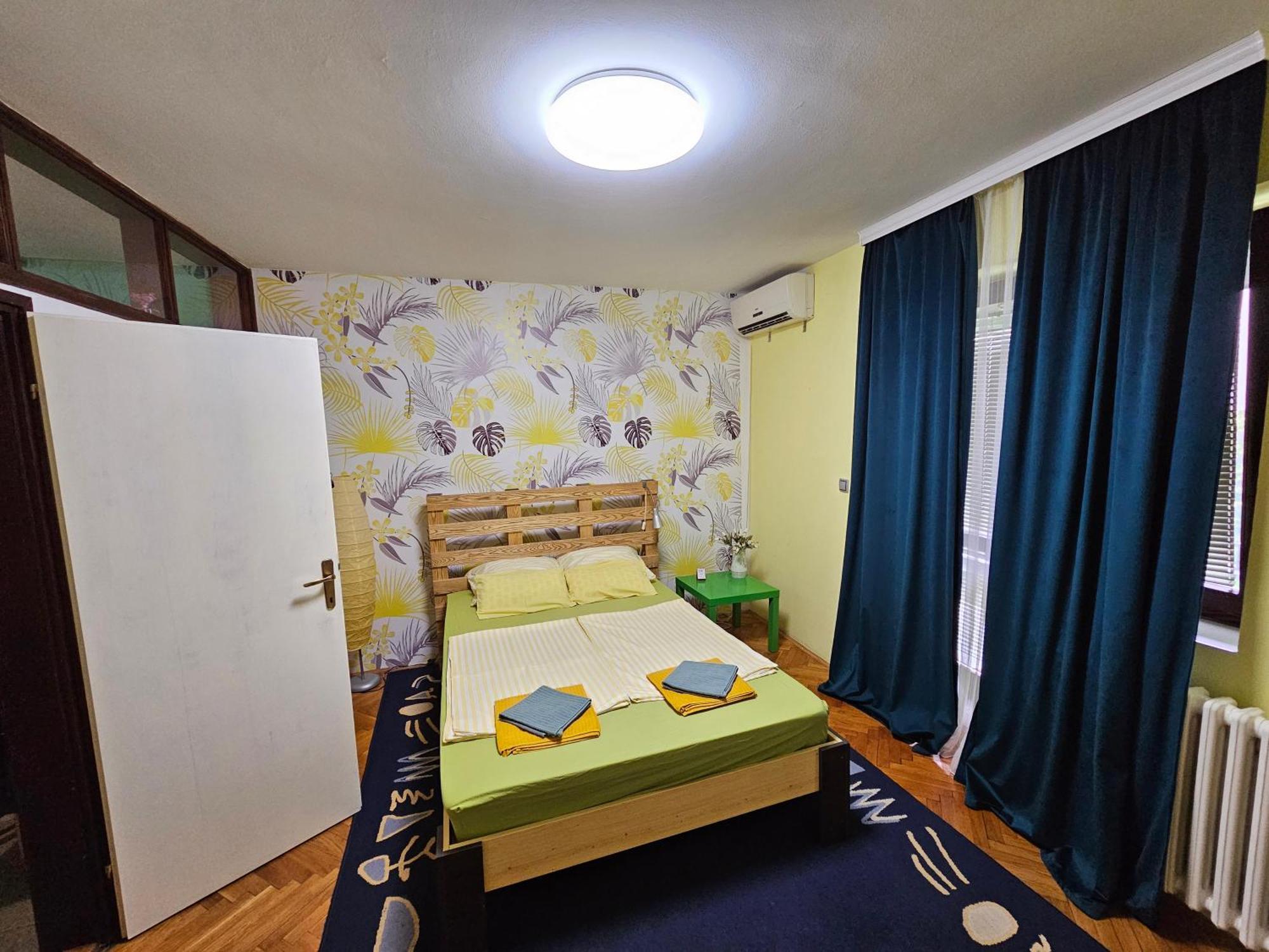 Apartman Yellow House Apartment โนวีซาด ภายนอก รูปภาพ