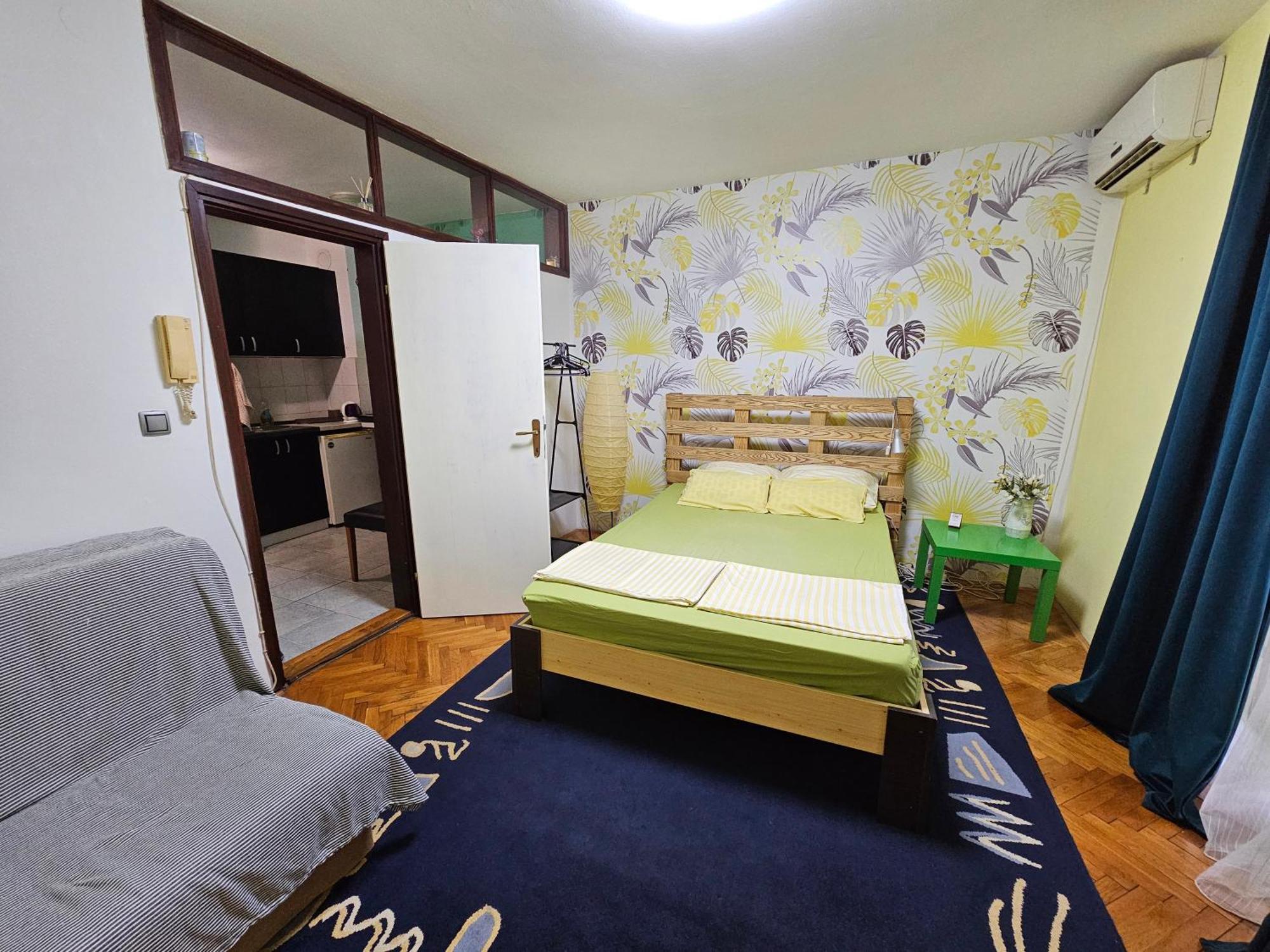 Apartman Yellow House Apartment โนวีซาด ภายนอก รูปภาพ